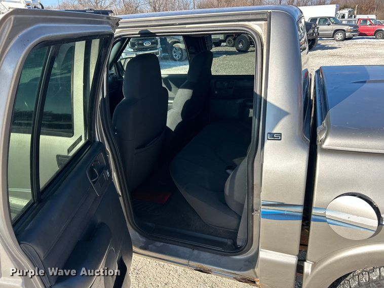 image for item ET6955 2004 Chevrolet S10 Crew Cab pickup truck