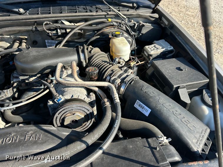 image for item ET6955 2004 Chevrolet S10 Crew Cab pickup truck