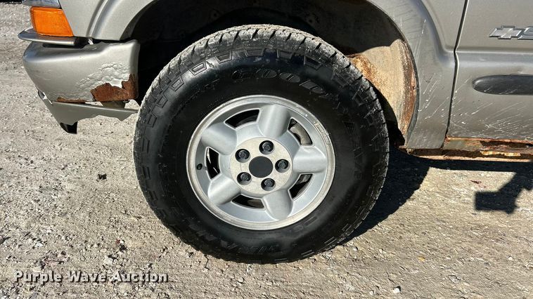 image for item ET6955 2004 Chevrolet S10 Crew Cab pickup truck