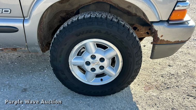 image for item ET6955 2004 Chevrolet S10 Crew Cab pickup truck