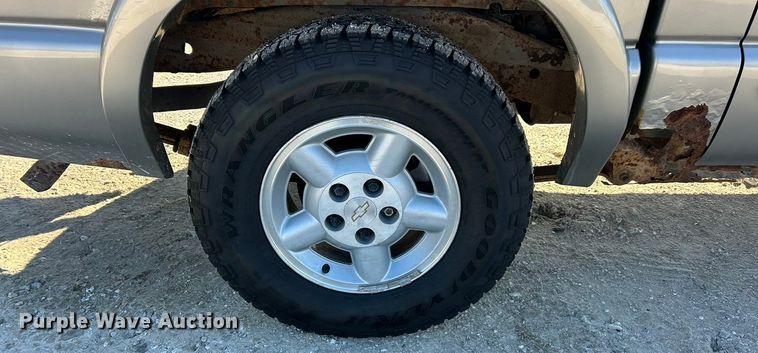 image for item ET6955 2004 Chevrolet S10 Crew Cab pickup truck