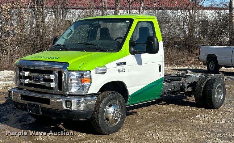 image for item ET6957 2018 Ford E350 Super Duty van cab and chassis
