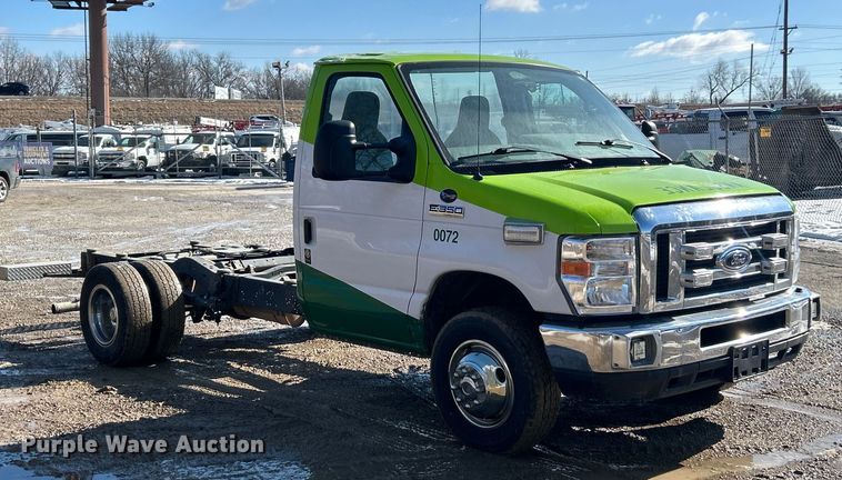 image for item ET6957 2018 Ford E350 Super Duty van cab and chassis