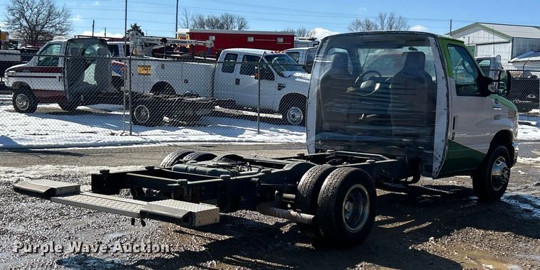 image for item ET6957 2018 Ford E350 Super Duty van cab and chassis
