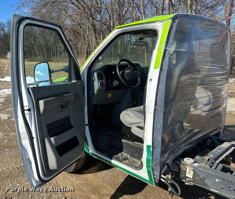 image for item ET6957 2018 Ford E350 Super Duty van cab and chassis