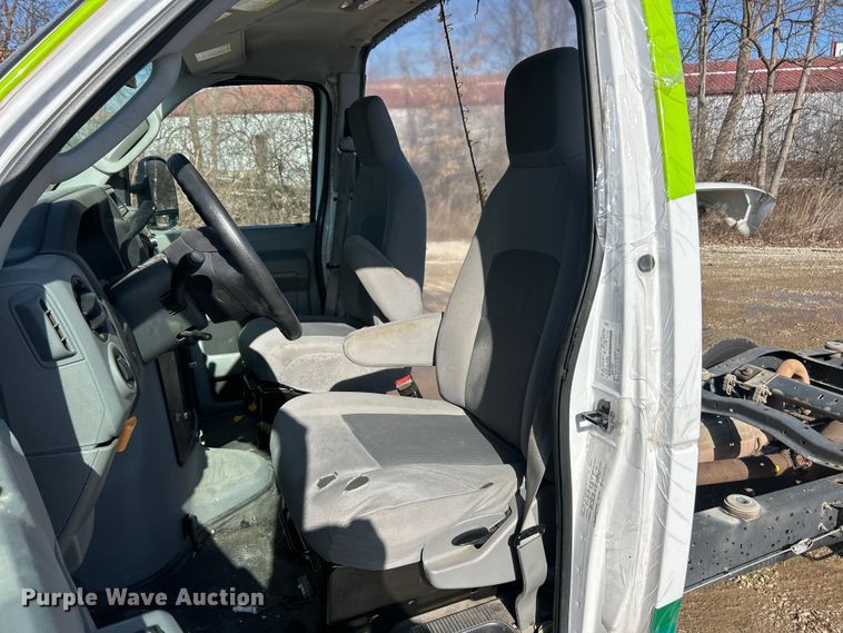 image for item ET6957 2018 Ford E350 Super Duty van cab and chassis