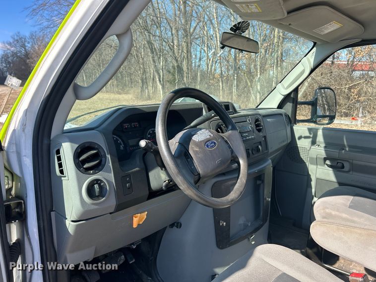 image for item ET6957 2018 Ford E350 Super Duty van cab and chassis