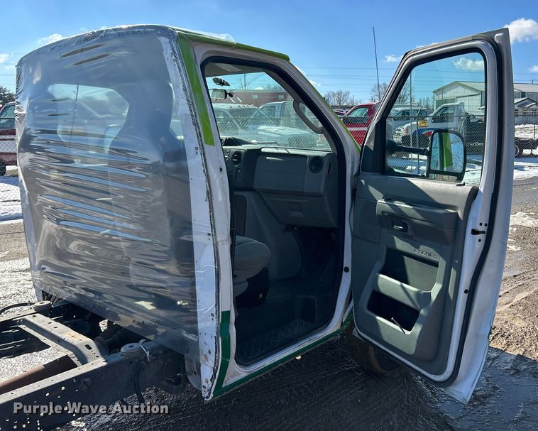 image for item ET6957 2018 Ford E350 Super Duty van cab and chassis
