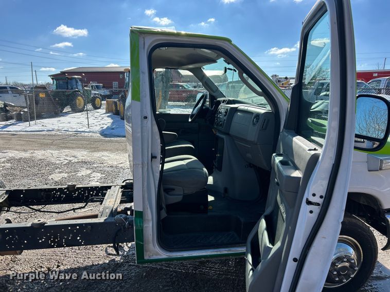 image for item ET6957 2018 Ford E350 Super Duty van cab and chassis