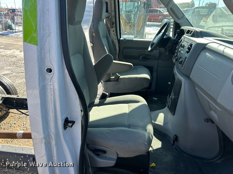 image for item ET6957 2018 Ford E350 Super Duty van cab and chassis