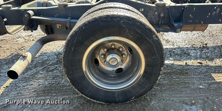 image for item ET6957 2018 Ford E350 Super Duty van cab and chassis