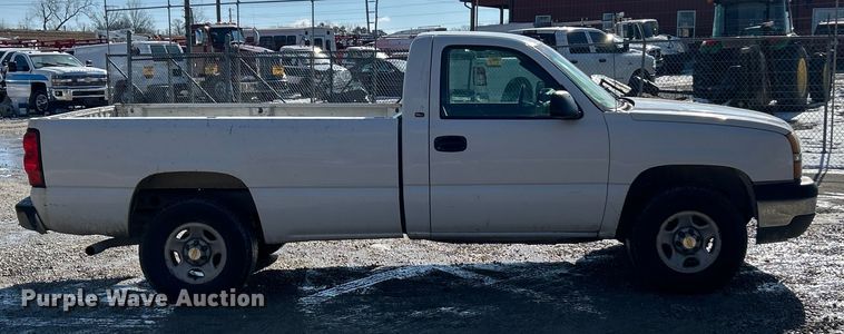 image for item ET6958 2004 Chevrolet Silverado 1500 pickup truck