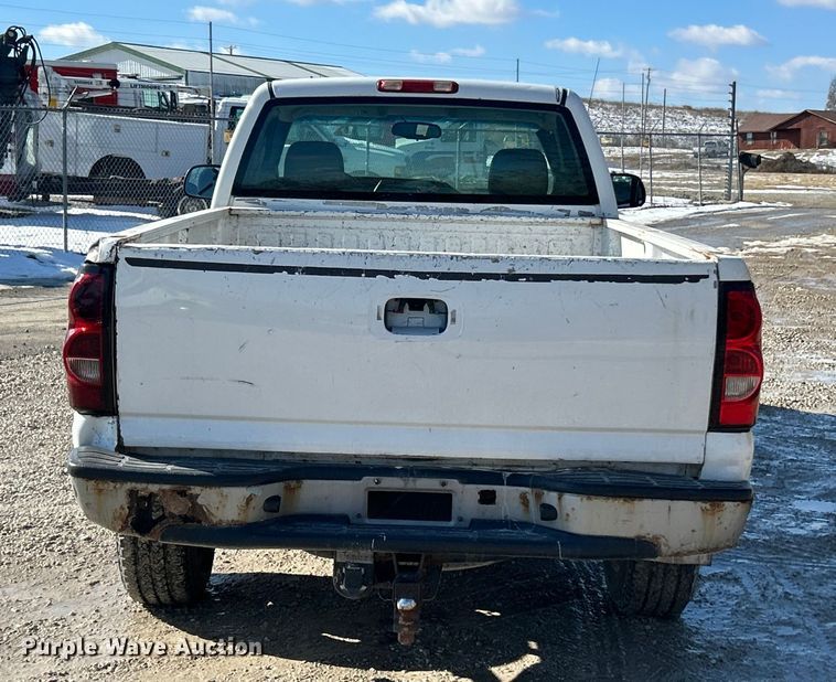 image for item ET6958 2004 Chevrolet Silverado 1500 pickup truck