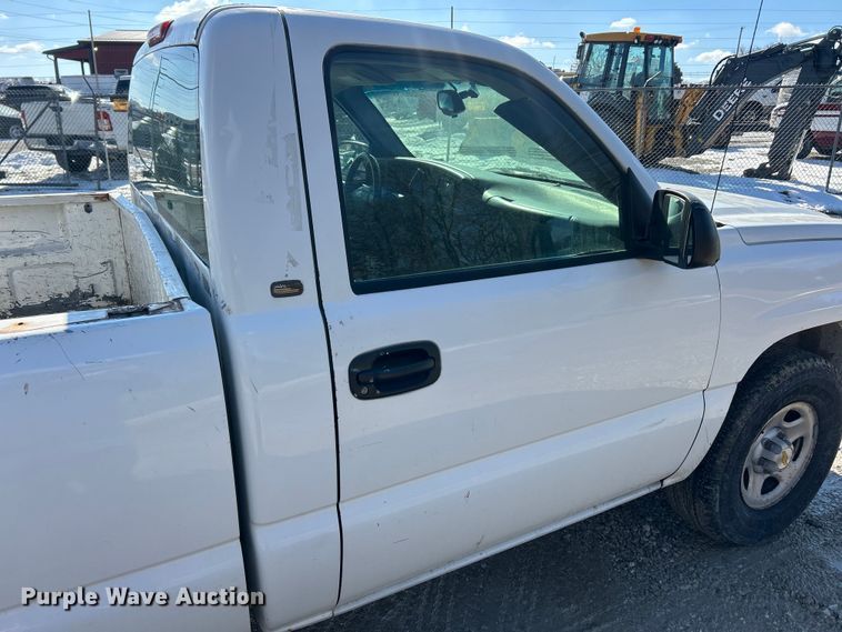 image for item ET6958 2004 Chevrolet Silverado 1500 pickup truck