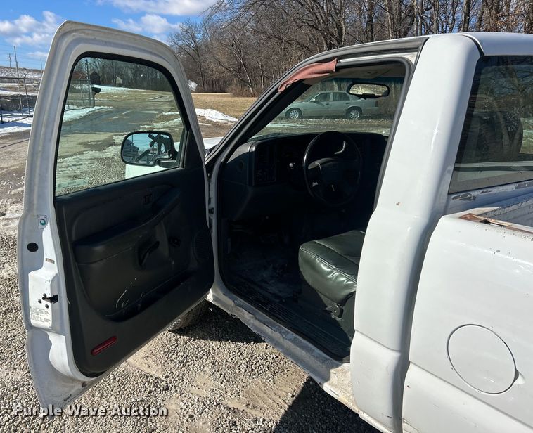 image for item ET6958 2004 Chevrolet Silverado 1500 pickup truck