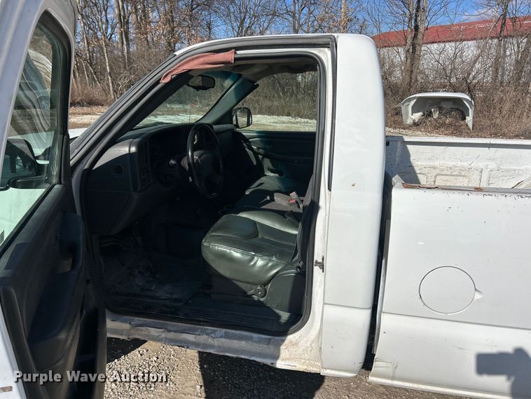 image for item ET6958 2004 Chevrolet Silverado 1500 pickup truck