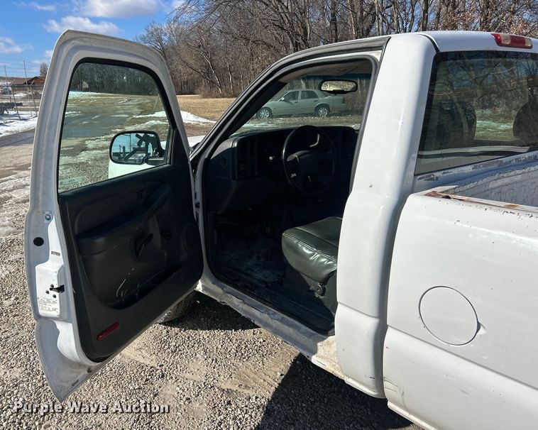 image for item ET6958 2004 Chevrolet Silverado 1500 pickup truck