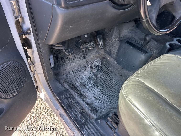 image for item ET6958 2004 Chevrolet Silverado 1500 pickup truck