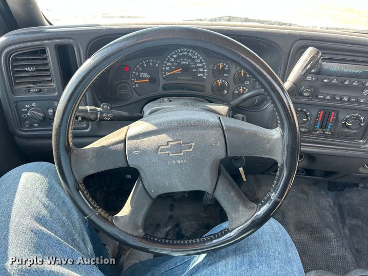 image for item ET6958 2004 Chevrolet Silverado 1500 pickup truck