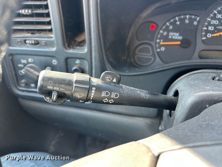 image for item ET6958 2004 Chevrolet Silverado 1500 pickup truck