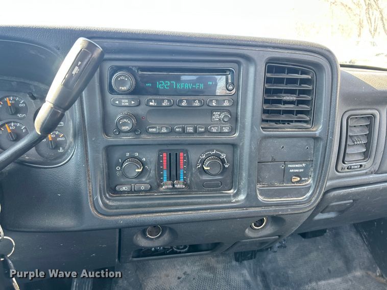 image for item ET6958 2004 Chevrolet Silverado 1500 pickup truck