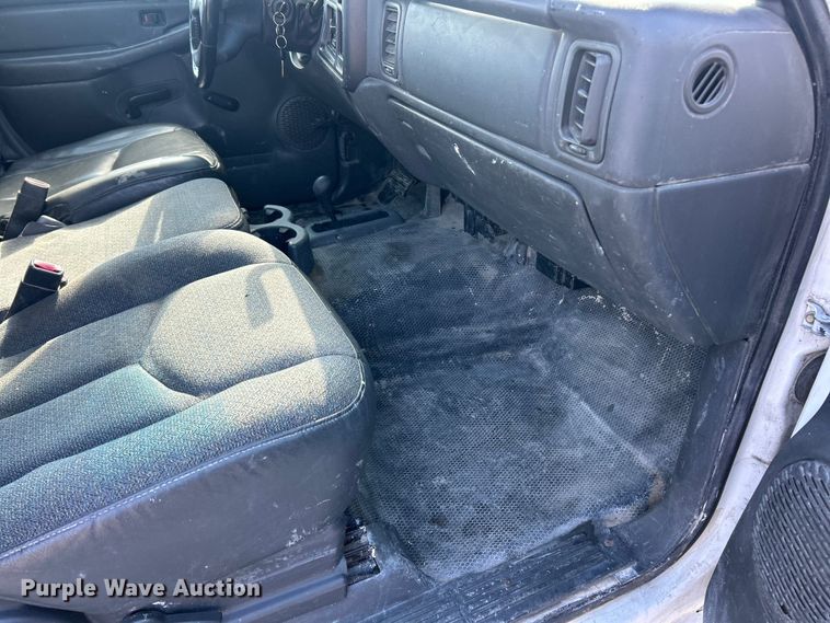 image for item ET6958 2004 Chevrolet Silverado 1500 pickup truck