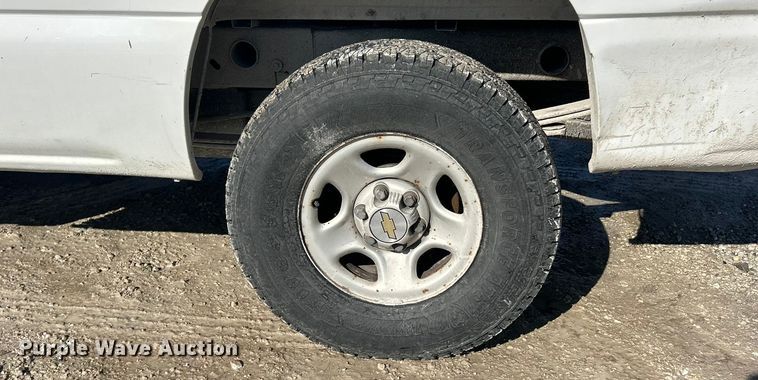 image for item ET6958 2004 Chevrolet Silverado 1500 pickup truck