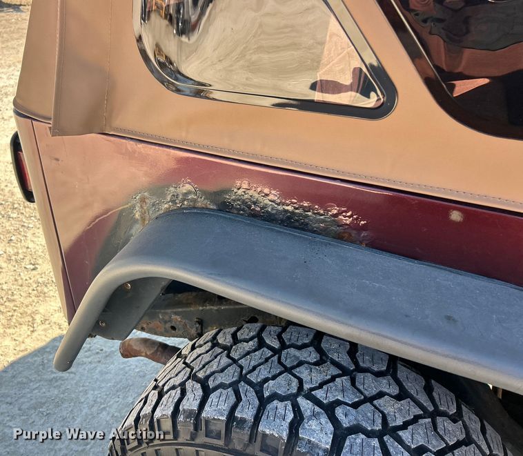 image for item ET6980 2002 Jeep Wrangler SUV