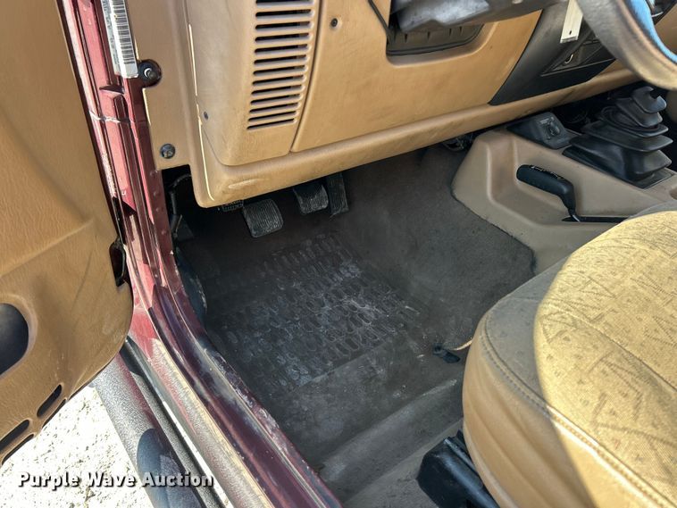 image for item ET6980 2002 Jeep Wrangler SUV