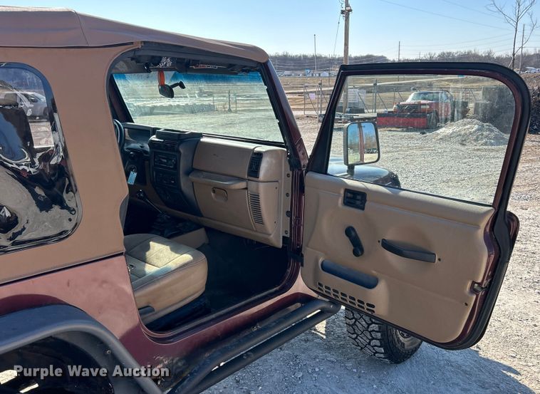 image for item ET6980 2002 Jeep Wrangler SUV