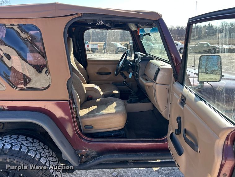 image for item ET6980 2002 Jeep Wrangler SUV