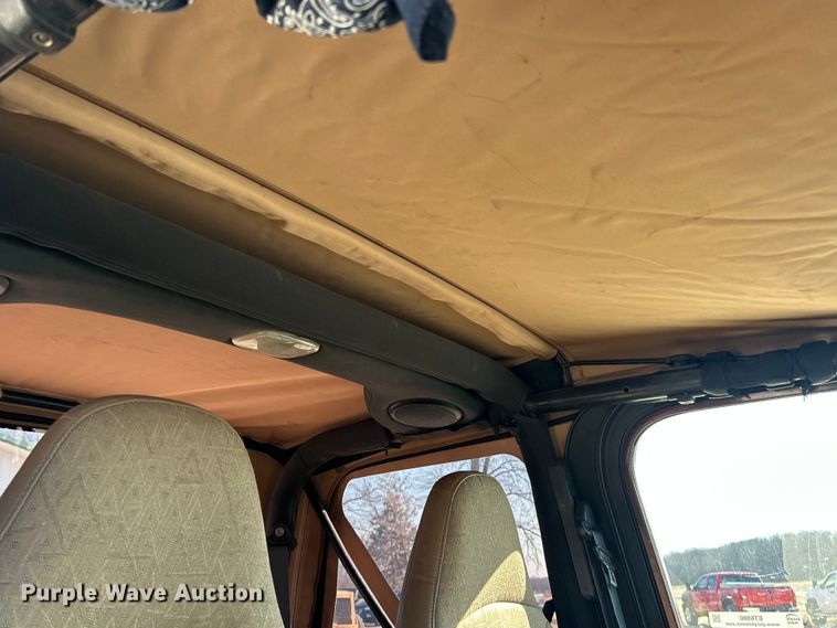 image for item ET6980 2002 Jeep Wrangler SUV