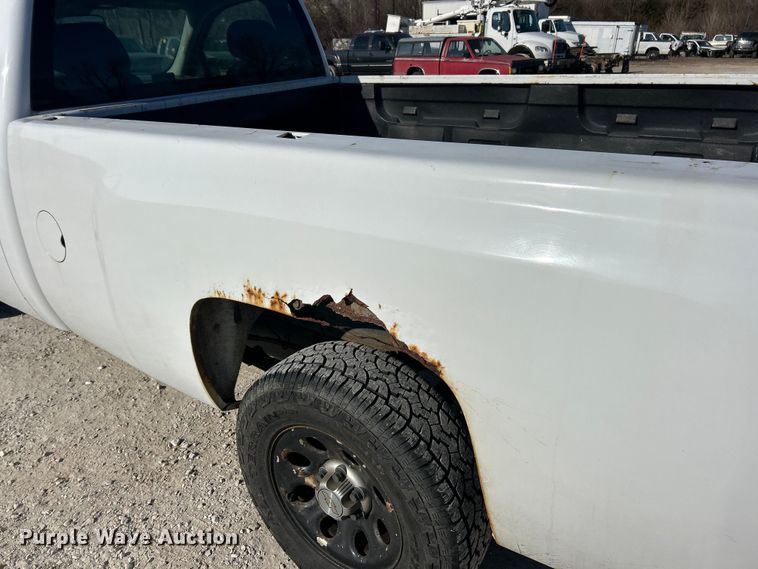 image for item ET6981 2011 Chevrolet Silverado 1500 pickup truck