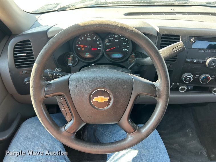 image for item ET6981 2011 Chevrolet Silverado 1500 pickup truck