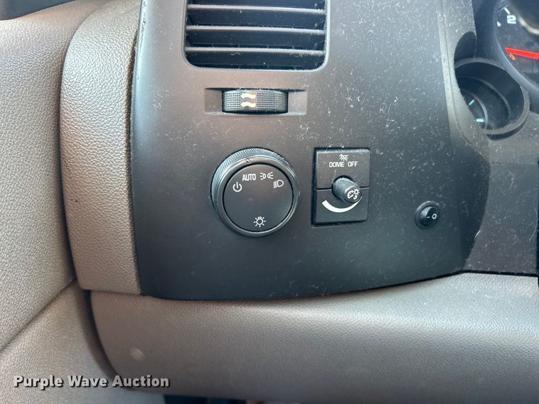 image for item ET6981 2011 Chevrolet Silverado 1500 pickup truck