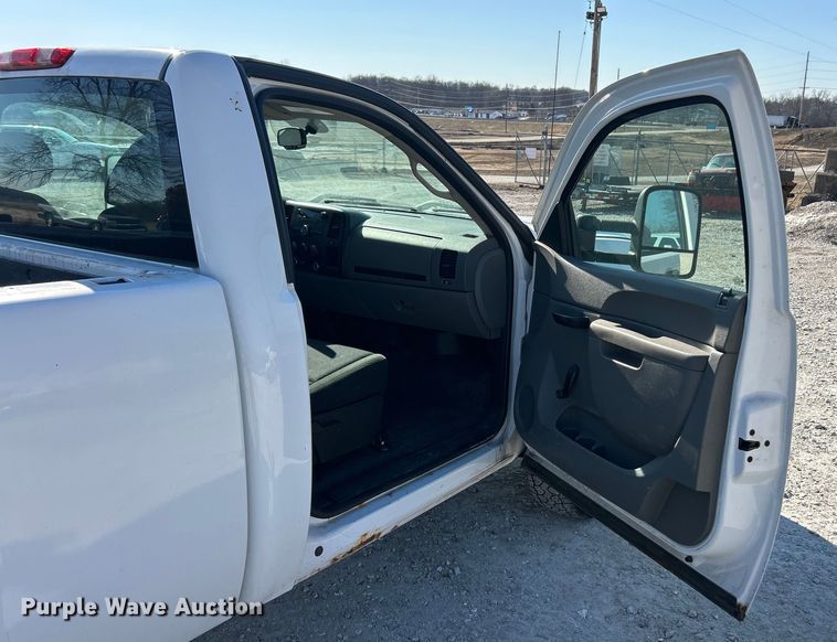 image for item ET6981 2011 Chevrolet Silverado 1500 pickup truck