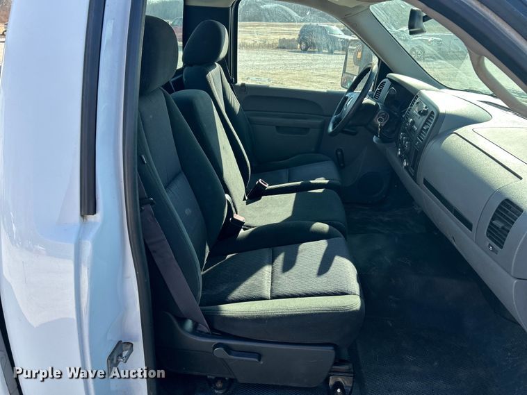 image for item ET6981 2011 Chevrolet Silverado 1500 pickup truck