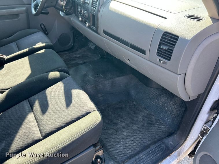 image for item ET6981 2011 Chevrolet Silverado 1500 pickup truck