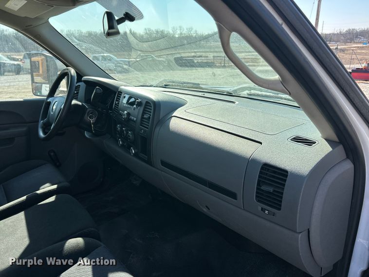 image for item ET6981 2011 Chevrolet Silverado 1500 pickup truck