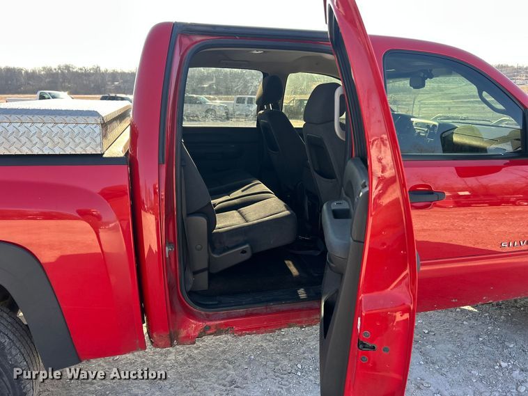 image for item ET6982 2009 Chevrolet  Silverado 1500 LT Crew Cab pickup truck