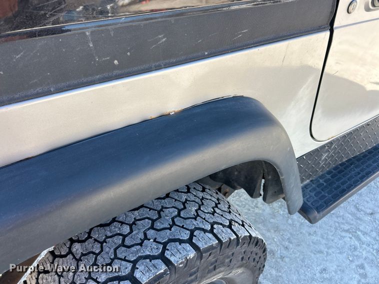 image for item ET6983 2001 Jeep Wrangler Sport SUV