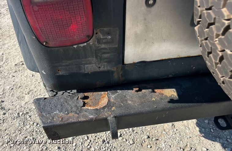 image for item ET6983 2001 Jeep Wrangler Sport SUV