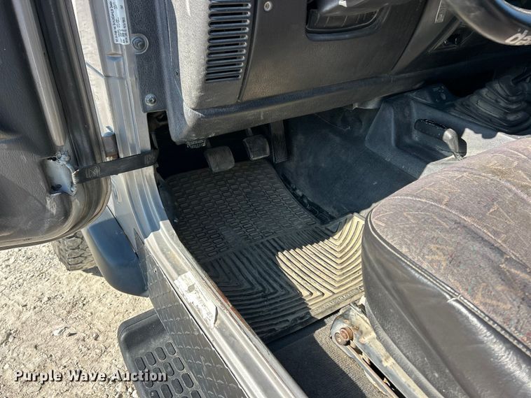 image for item ET6983 2001 Jeep Wrangler Sport SUV