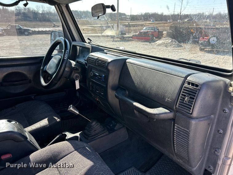 image for item ET6983 2001 Jeep Wrangler Sport SUV