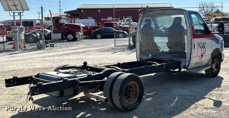 image for item ET6988 2017 Ford E450 van cab and chassis