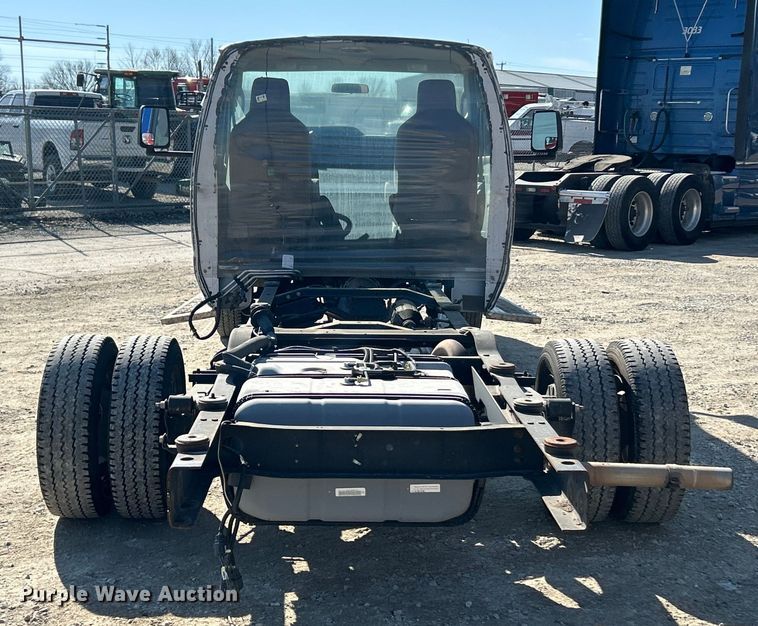 image for item ET6988 2017 Ford E450 van cab and chassis