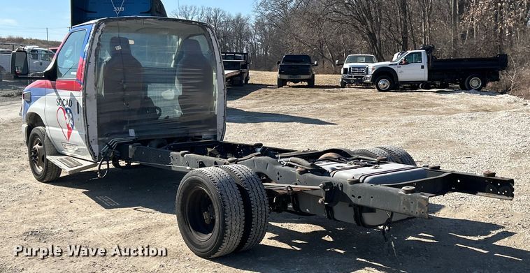 image for item ET6988 2017 Ford E450 van cab and chassis