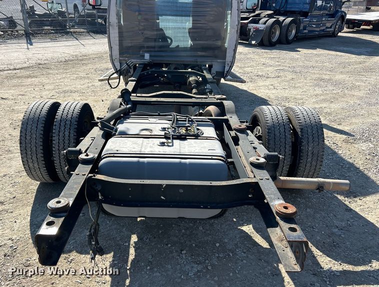 image for item ET6988 2017 Ford E450 van cab and chassis