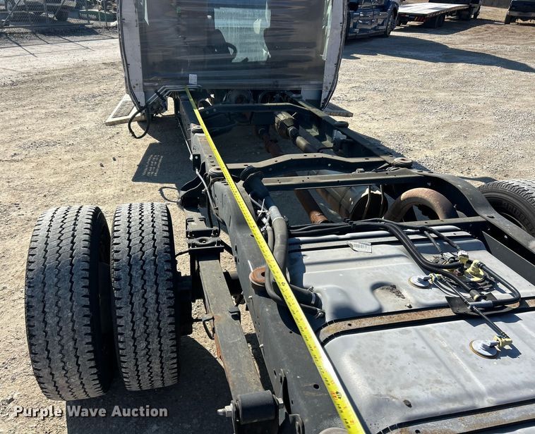 image for item ET6988 2017 Ford E450 van cab and chassis