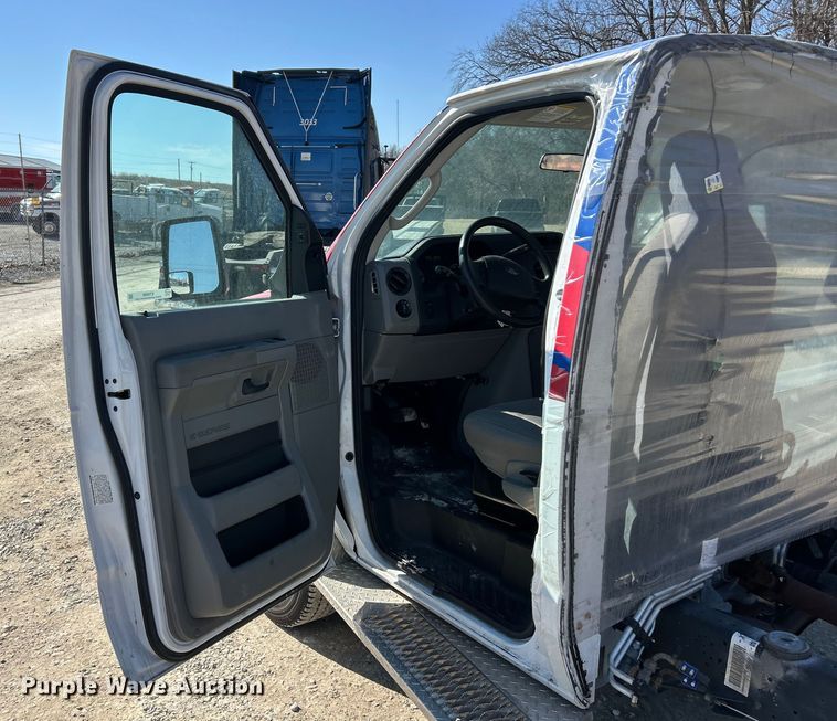 image for item ET6988 2017 Ford E450 van cab and chassis